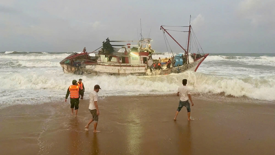 Taiwanese fishing boat drifts ashore in Phu Yen, 4 crew members rescued